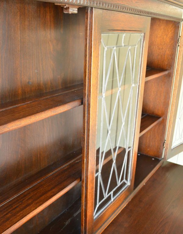 アンティークのキャビネット　アンティーク家具　食器棚になるアンティークの英国家具、アンティークのカップボード。ガラス扉の奥はディスプレイに最適。(q-484-f)