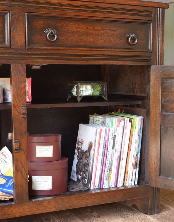 アンティークのキャビネット　アンティーク家具　食器棚になるアンティークの英国家具、アンティークのカップボード。下には、木製扉の収納があります。(q-484-f)