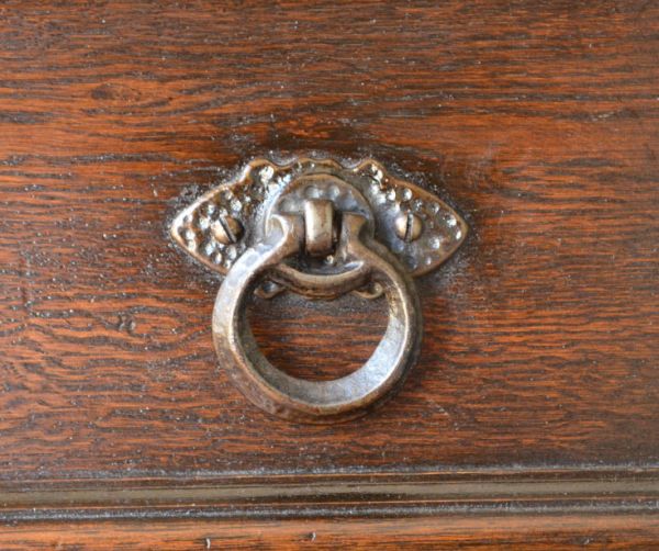 アンティークのキャビネット　アンティーク家具　食器棚になるアンティークの英国家具、アンティークのカップボード。引き出しの取っ手は味わいのあるゴールドでデザインもゴージャス。(q-484-f)