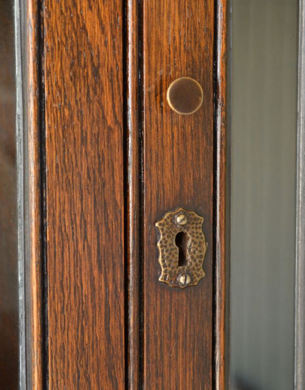 アンティークのキャビネット　アンティーク家具　食器棚になるアンティークの英国家具、アンティークのカップボード。ガラス扉には目立たないように取っ手がちょこんと付いています。(q-484-f)