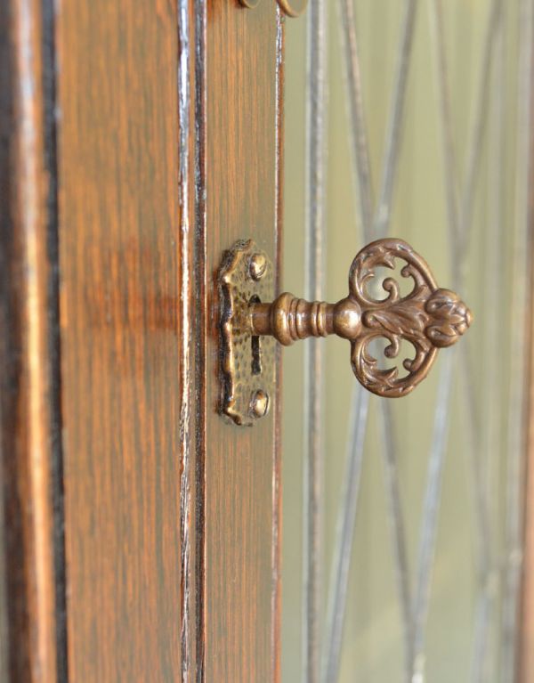 アンティークのキャビネット　アンティーク家具　食器棚になるアンティークの英国家具、アンティークのカップボード。ガラス扉には鍵穴があります。(q-484-f)