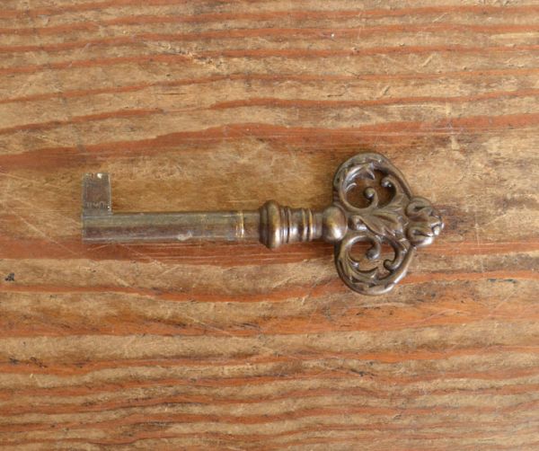 アンティークのキャビネット　アンティーク家具　食器棚になるアンティークの英国家具、アンティークのカップボード。味のあるアンティークの鍵が１つ付いています。(q-484-f)