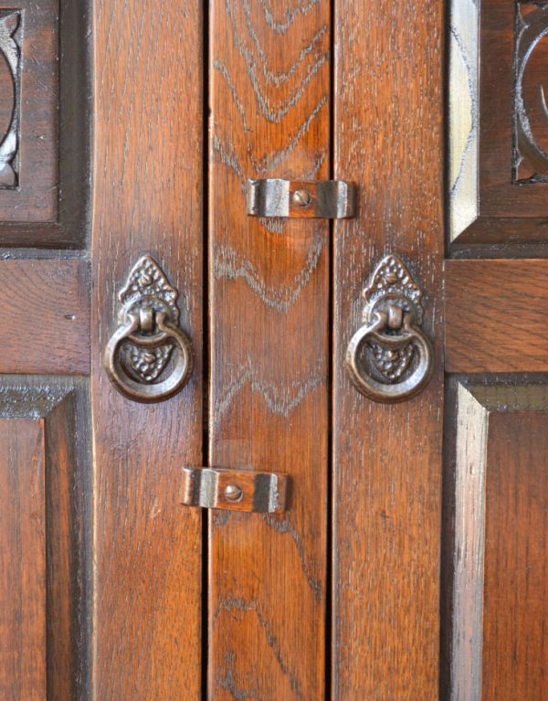 アンティークのキャビネット　アンティーク家具　食器棚になるアンティークの英国家具、アンティークのカップボード。高級感のある扉の取っ手。(q-484-f)