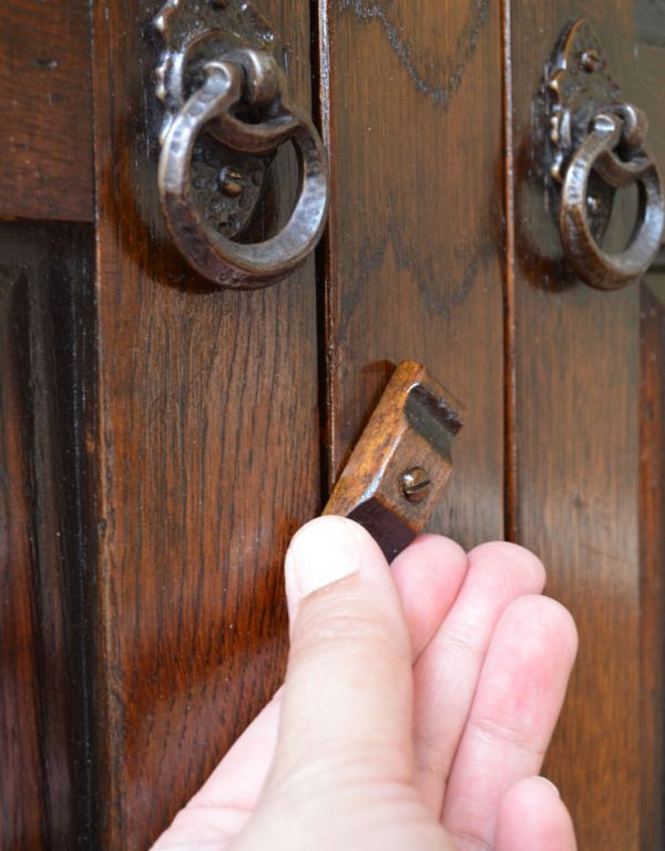 アンティークのキャビネット　アンティーク家具　食器棚になるアンティークの英国家具、アンティークのカップボード。下の扉にはスライドさせて使うストッパーが付いています。(q-484-f)