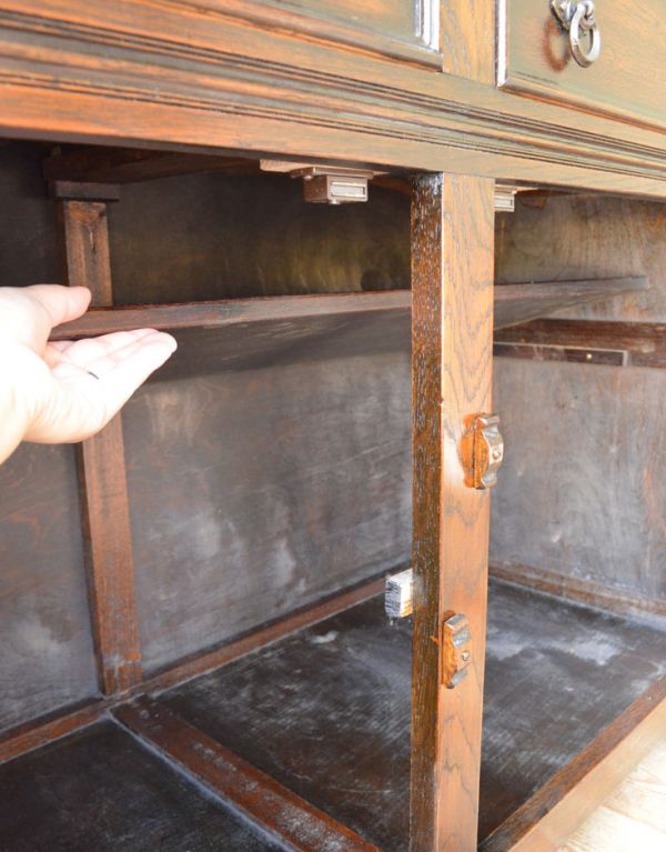 アンティークのキャビネット　アンティーク家具　食器棚になるアンティークの英国家具、アンティークのカップボード。棚板は１枚。(q-484-f)