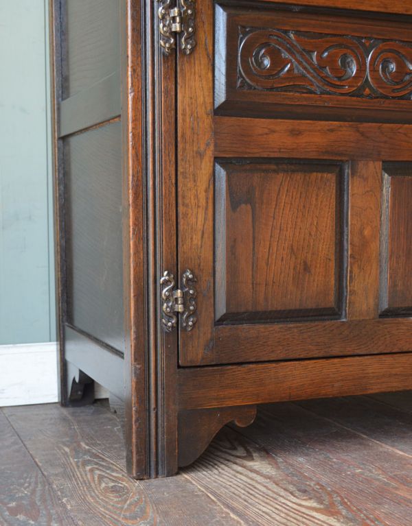 アンティークのキャビネット　アンティーク家具　食器棚になるアンティークの英国家具、アンティークのカップボード。安定感のある脚がしっかり支えます。(q-484-f)