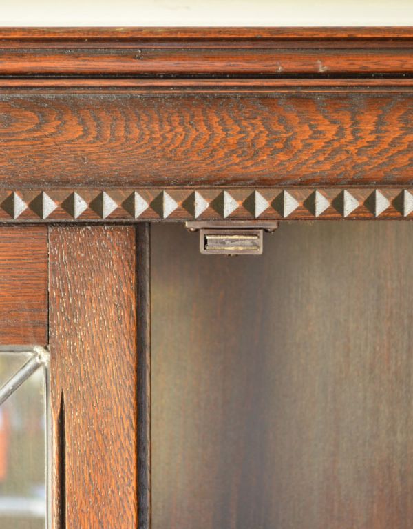 アンティークのキャビネット　アンティーク家具　食器棚になるアンティークの英国家具、アンティークのカップボード。マグネットが付いているので開け閉めはスムーズです。(q-484-f)