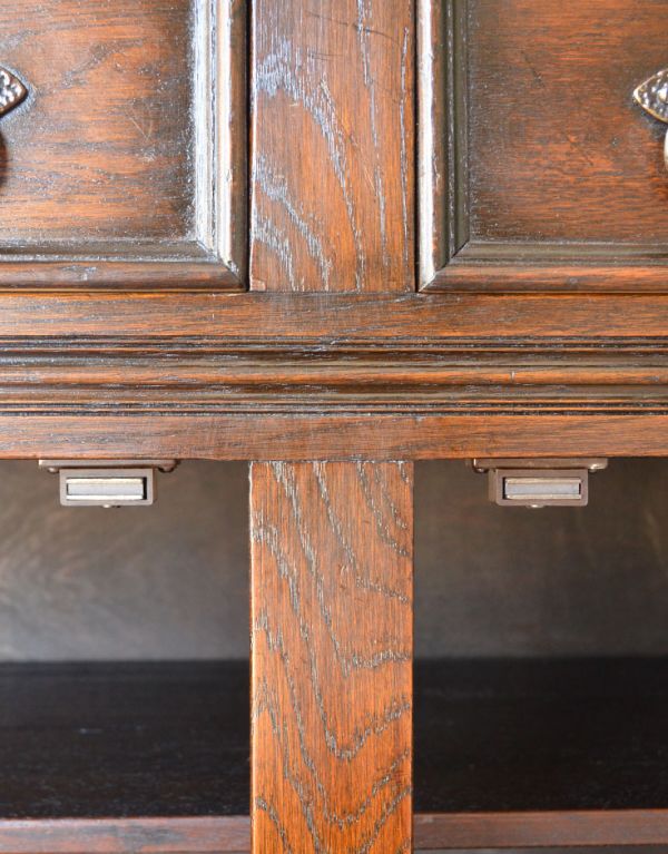 アンティークのキャビネット　アンティーク家具　食器棚になるアンティークの英国家具、アンティークのカップボード。下の扉にもマグネットが付いています。(q-484-f)