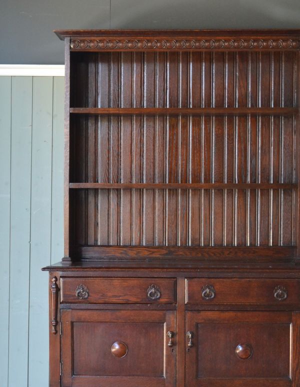 アンティークのキャビネット アンティーク家具 大人っぽいアンティークの英国家具、美しいウェルッシュドレッサー(食器棚)。濃いオーク材の味わいを存分に活かしつつキレイに塗装を仕上げました。(q-485-f)