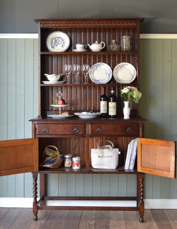 アンティークのキャビネット アンティーク家具 大人っぽいアンティークの英国家具、美しいウェルッシュドレッサー(食器棚)。見せたくないものは下の扉の奥にしまえます。(q-485-f)