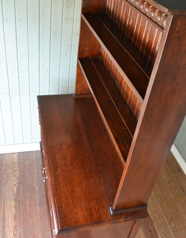 アンティークのキャビネット アンティーク家具 大人っぽいアンティークの英国家具、美しいウェルッシュドレッサー(食器棚)。天板は広々としています。(q-485-f)