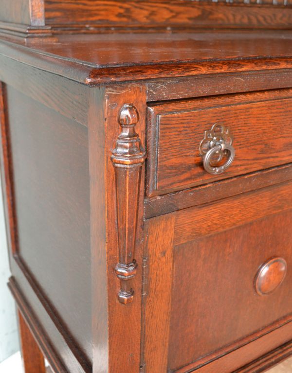 アンティークのキャビネット アンティーク家具 大人っぽいアンティークの英国家具、美しいウェルッシュドレッサー(食器棚)。隅々までオシャレな飾りが入っています。(q-485-f)