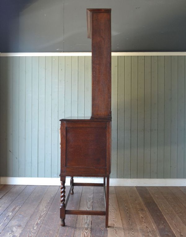 アンティークのキャビネット アンティーク家具 大人っぽいアンティークの英国家具、美しいウェルッシュドレッサー(食器棚)。奥行きが浅いので、横から見るととてもスッキリとしていて圧迫感がありません。(q-485-f)