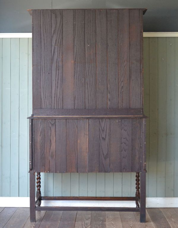 アンティークのキャビネット アンティーク家具 大人っぽいアンティークの英国家具、美しいウェルッシュドレッサー(食器棚)。キチンとメンテナンスをしているので、裏もキレイな状態です。(q-485-f)