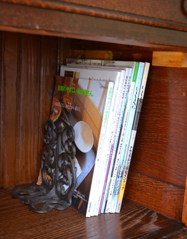 アンティークのキャビネット アンティーク家具 大人っぽいアンティークの英国家具、美しいウェルッシュドレッサー(食器棚)。下には、木製扉の収納があります。(q-485-f)