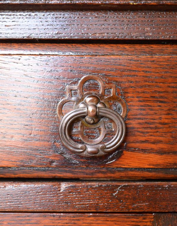 アンティークのキャビネット アンティーク家具 大人っぽいアンティークの英国家具、美しいウェルッシュドレッサー(食器棚)。引き出しの取っ手は味わいのある色味でデザインもゴージャス。(q-485-f)