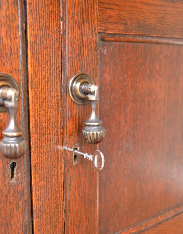 アンティークのキャビネット アンティーク家具 大人っぽいアンティークの英国家具、美しいウェルッシュドレッサー(食器棚)。お洒落なドロップ形の取っ手です。(q-485-f)