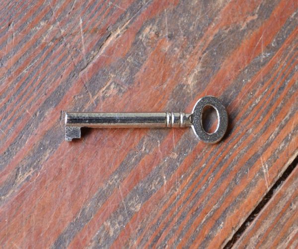 アンティークのキャビネット アンティーク家具 大人っぽいアンティークの英国家具、美しいウェルッシュドレッサー(食器棚)。味のあるアンティークの鍵が1つ付いています。(q-485-f)