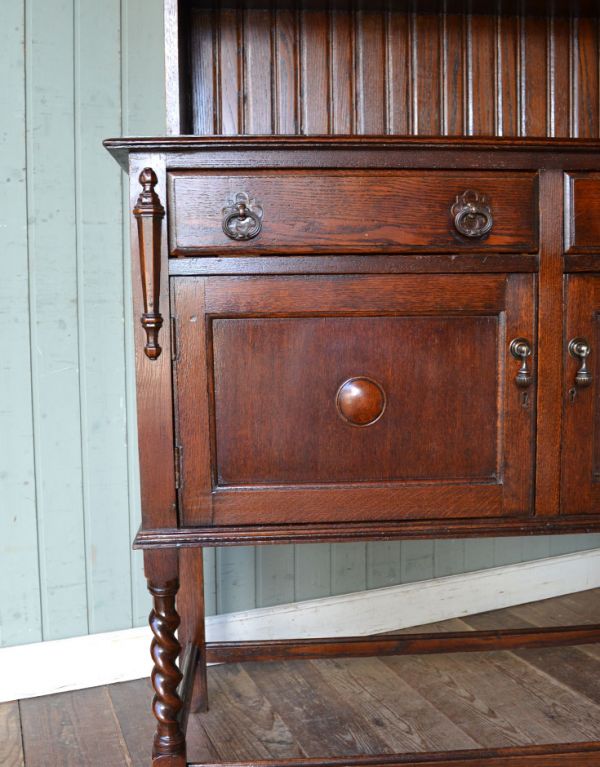 アンティークのキャビネット アンティーク家具 大人っぽいアンティークの英国家具、美しいウェルッシュドレッサー(食器棚)。風格と品があるので、リビングはもちろん、和室や書斎、客間にも最適。(q-485-f)