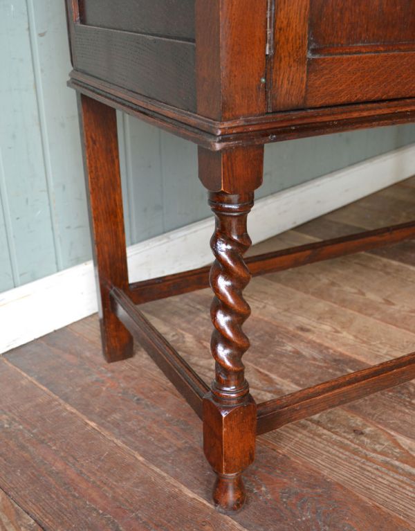 アンティークのキャビネット アンティーク家具 大人っぽいアンティークの英国家具、美しいウェルッシュドレッサー(食器棚)。安定感のある脚がしっかり支えます。(q-485-f)