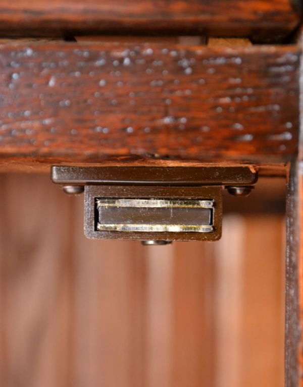 アンティークのキャビネット アンティーク家具 大人っぽいアンティークの英国家具、美しいウェルッシュドレッサー(食器棚)。マグネットが付いているので開け閉めはスムーズです。(q-485-f)