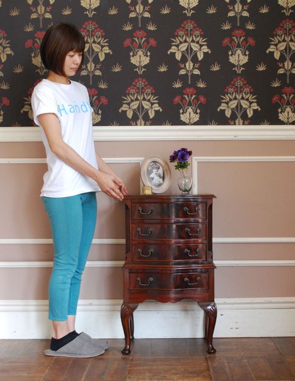 アンティーク家具　木目が美しいアンティーク家具、英国のおしゃれなチェスト。高級感があって女性らしい優しいシルエット。(q-486-f)