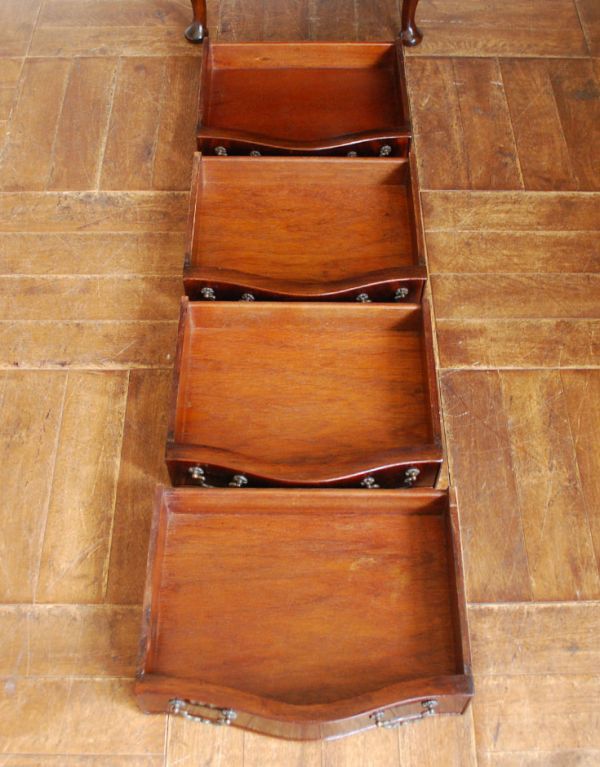 アンティーク家具　木目が美しいアンティーク家具、英国のおしゃれなチェスト。引き出しは４杯。(q-486-f)