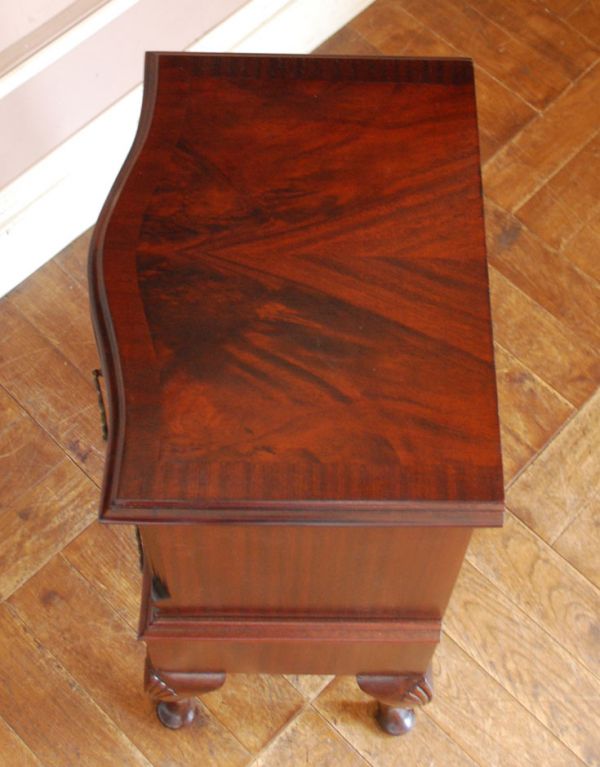 アンティーク家具　木目が美しいアンティーク家具、英国のおしゃれなチェスト。天板も木目がキレイです。(q-486-f)