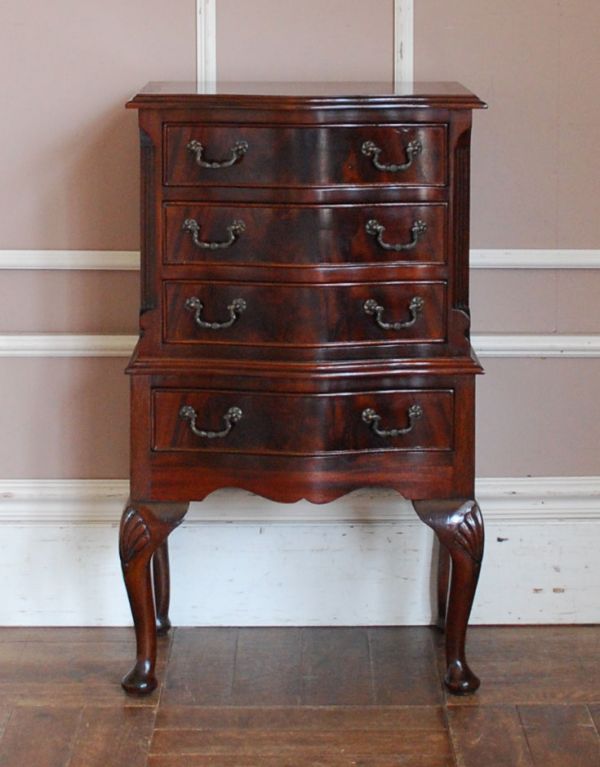 アンティーク家具　木目が美しいアンティーク家具、英国のおしゃれなチェスト。上に３段、下に１段、引き出しが分かれているデザインがアンティークならではのオシャレです。(q-486-f)