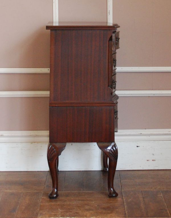 アンティーク家具　木目が美しいアンティーク家具、英国のおしゃれなチェスト。サイドから見ても絵になります。(q-486-f)