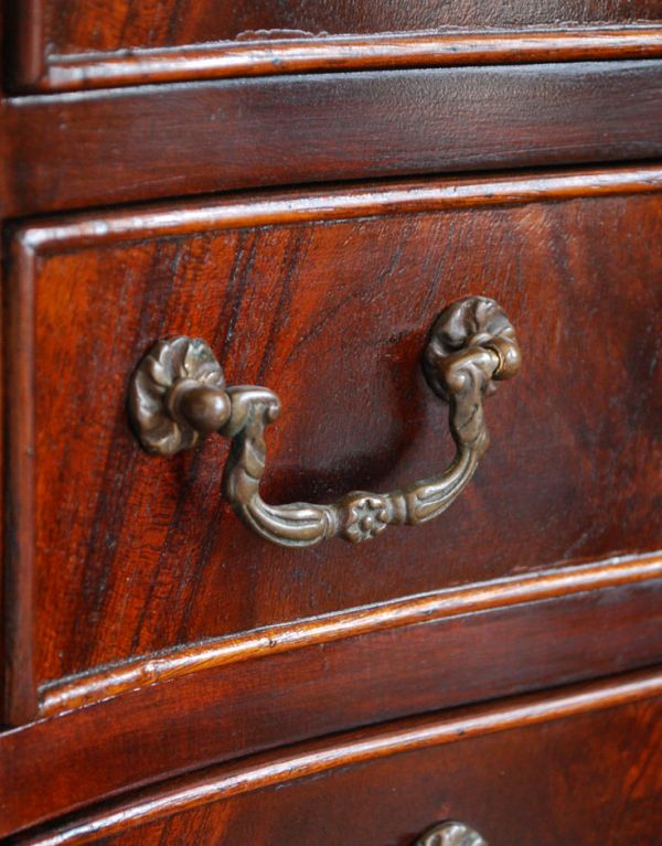 アンティーク家具　木目が美しいアンティーク家具、英国のおしゃれなチェスト。アンティークの装飾がオシャレな取っ手です。(q-486-f)