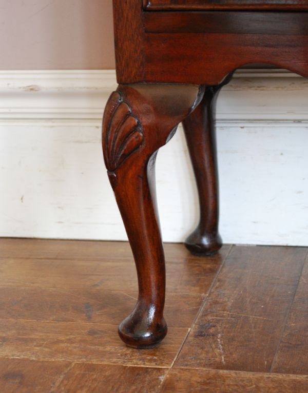 アンティーク家具　木目が美しいアンティーク家具、英国のおしゃれなチェスト。彫がキレイな脚です。(q-486-f)