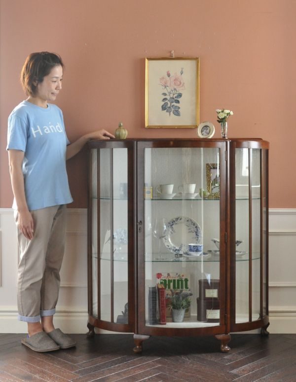 アンティークのキャビネット　アンティーク家具　英国アンティーク家具のショーケース、上品なガラスキャビネット（飾り棚）。ショーケースのように、お気に入りの雑貨や食器を並べてみましょう。(q-488-f )
