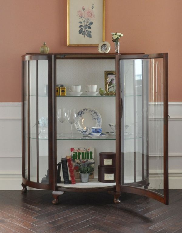 アンティークのキャビネット　アンティーク家具　英国アンティーク家具のショーケース、上品なガラスキャビネット（飾り棚）。３段あります。(q-488-f )
