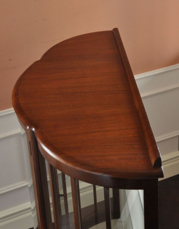 アンティークのキャビネット　アンティーク家具　英国アンティーク家具のショーケース、上品なガラスキャビネット（飾り棚）。天板もピカピカにお直ししました。(q-488-f )