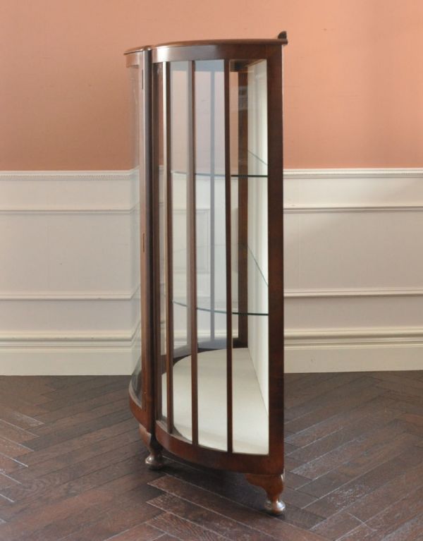 アンティークのキャビネット　アンティーク家具　英国アンティーク家具のショーケース、上品なガラスキャビネット（飾り棚）。サイドもガラスなので、どこから見ても美しいです！しっかり作られているので、安心してお使いいただけます。(q-488-f )
