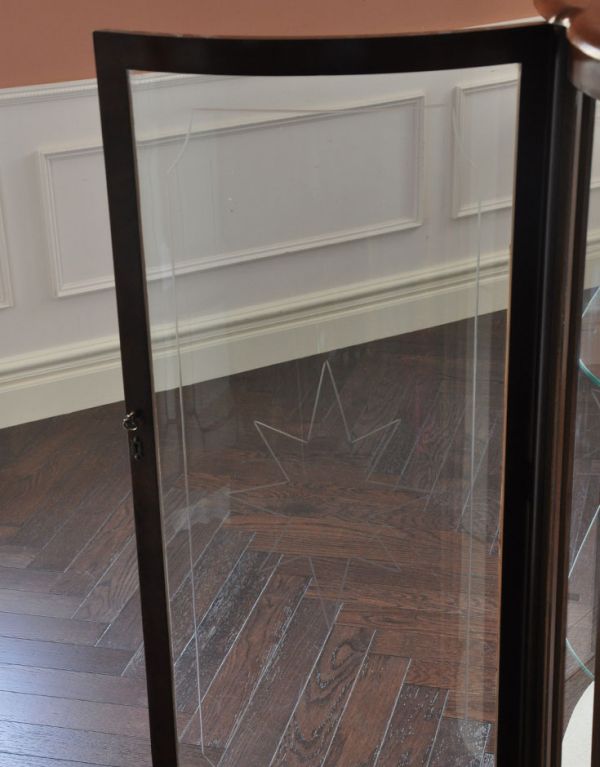 アンティークのキャビネット　アンティーク家具　英国アンティーク家具のショーケース、上品なガラスキャビネット（飾り棚）。ガラスもアンティークならでは。(q-488-f )