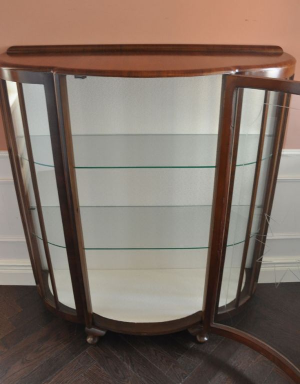 アンティークのキャビネット　アンティーク家具　英国アンティーク家具のショーケース、上品なガラスキャビネット（飾り棚）。中央にある１枚の大きな扉を開くアンティークらしいデザイン。(q-488-f )