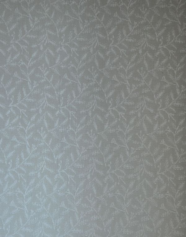 アンティークのキャビネット　アンティーク家具　英国アンティーク家具のショーケース、上品なガラスキャビネット（飾り棚）。柄物の食器やお気に入りのアイテムが引き立つようなシンプルな生地に新しく張り替えました。(q-488-f )