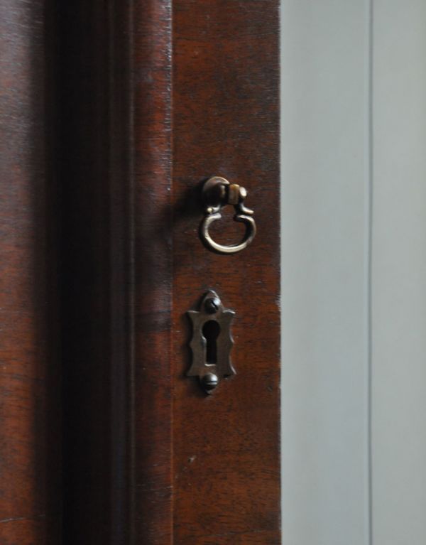 アンティークのキャビネット　アンティーク家具　英国アンティーク家具のショーケース、上品なガラスキャビネット（飾り棚）。鍵穴が付いています。(q-488-f )