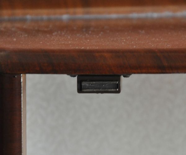 アンティークのキャビネット　アンティーク家具　英国アンティーク家具のショーケース、上品なガラスキャビネット（飾り棚）。マグネットが付いているので開け閉めはスムーズです。(q-488-f )