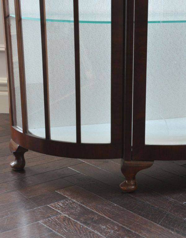 アンティークのキャビネット　アンティーク家具　英国アンティーク家具のショーケース、上品なガラスキャビネット（飾り棚）。安定感のある脚がしっかり支えます。(q-488-f )