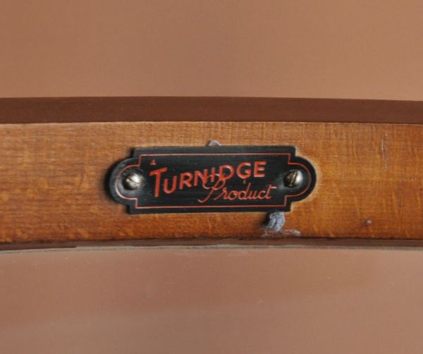 アンティークのキャビネット　アンティーク家具　英国アンティーク家具のショーケース、上品なガラスキャビネット（飾り棚）。家具メーカーのものと思われるタグが付いています。(q-488-f )