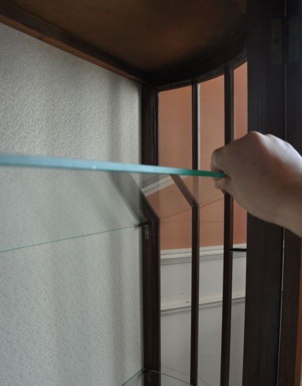 アンティークのキャビネット　アンティーク家具　英国アンティーク家具のショーケース、上品なガラスキャビネット（飾り棚）。ガラスの棚板は可動です。(q-488-f )