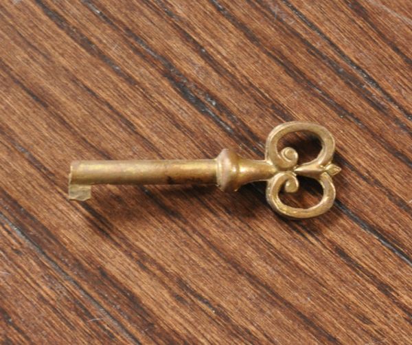 アンティークのキャビネット　アンティーク家具　英国アンティーク家具のショーケース、上品なガラスキャビネット（飾り棚）。アンティークの鍵です。(q-488-f )