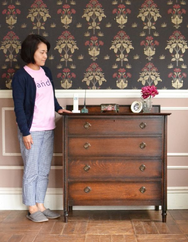 アンティークのチェスト　アンティーク家具　イギリスらしいアンティーク家具、チェストオブドロワーズ。幅も人気の1ｍないタイプ。(q-489-f)