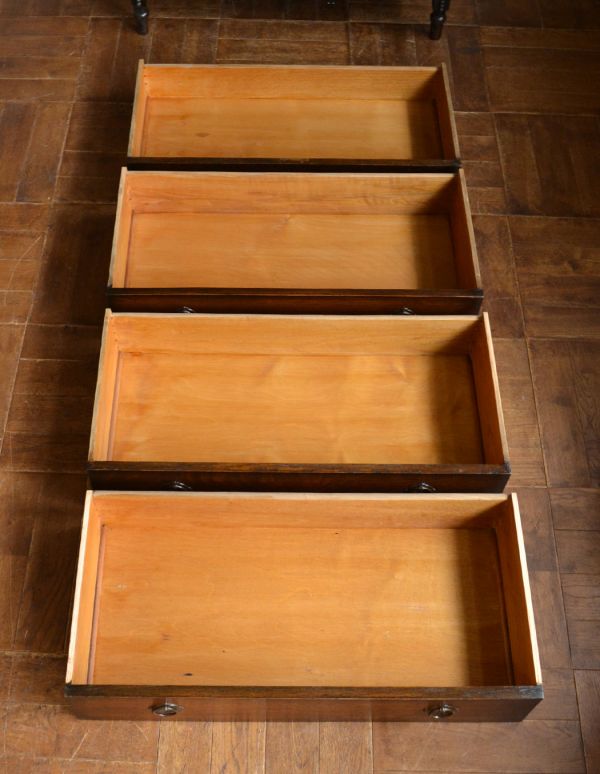 アンティークのチェスト　アンティーク家具　イギリスらしいアンティーク家具、チェストオブドロワーズ。引き出しは４杯。(q-489-f)