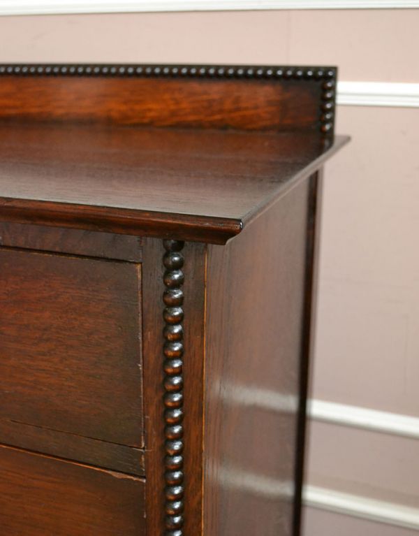 アンティークのチェスト　アンティーク家具　イギリスらしいアンティーク家具、チェストオブドロワーズ。角にもカッティングが施されています。(q-489-f)