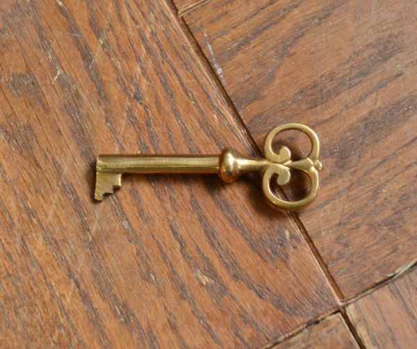 アンティークのチェスト　アンティーク家具　イギリスらしいアンティーク家具、チェストオブドロワーズ。アンティークの可愛い鍵が1つ付いています。(q-489-f)
