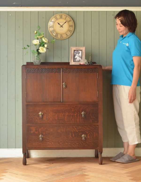 アンティークのキャビネット アンティーク家具 キレイな扉の英国アンティーク家具、オーク材のカップボードチェスト(食器棚)。落ち着きがあって優しい印象を与えてくれます。(q-490-f)